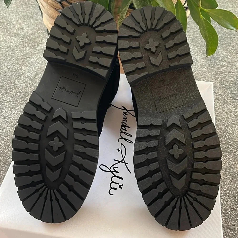 NEW!! Kendall & Kylie black suede lug sole combat boots size 6 - Picture 4 of 5